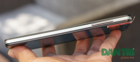 Thêm một thương hiệu điện thoại Việt gia nhập cuộc đua smartphone - 6 Cạnh trái là phím âm lượng.
