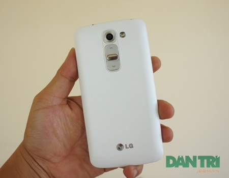 Đập hộp LG G2 mini – phiên bản thu nhỏ của G2 - 5 Toàn bộ mặt sau với thiết kế nhám mịn và các vân nổi, cho việc cầm nắm chắc chắn.