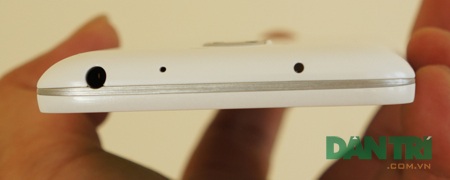 Đập hộp LG G2 mini – phiên bản thu nhỏ của G2 - 8 Cạnh trên khá liền mạch về nổi bật với viền giả kim loại sáng bóng.