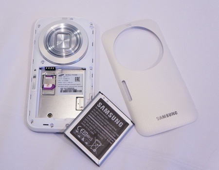 Cận cảnh điện thoại chụp ảnh Galaxy K Zoom vừa ra mắt - 9 Nắp lưng có thể tháo rời.