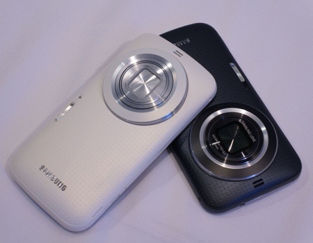 Cận cảnh điện thoại chụp ảnh Galaxy K Zoom vừa ra mắt - 2 Mặt trước với những lỗ nhỏ li ti giúp việc chống bám bẩn rất tốt.