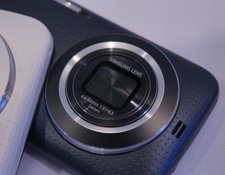 Cận cảnh điện thoại chụp ảnh Galaxy K Zoom vừa ra mắt - 3 Ống kính không lồi so với Galaxy S4 Zoom, trông đẹp và thanh thoát hơn hẳn.