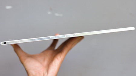 Cận cảnh máy tính bảng Xperia Z2 tablet vừa xuất hiện tại Việt Nam - 4 Cạnh dưới là cổng sạc nam châm tiêu chuẩn từ Xperia Z1.