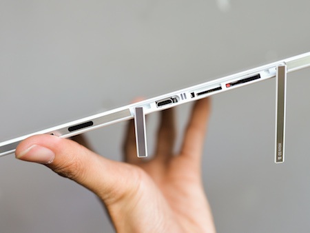 Cận cảnh máy tính bảng Xperia Z2 tablet vừa xuất hiện tại Việt Nam - 8 Cạnh phải thiết kế trống và không có phím bấm cũng như kết nối nào.