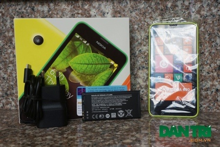 Đập hộp Lumia 630 màu vàng chanh chính hãng tại Việt Nam - 1 Hộp đựng sản phẩm cùng phụ kiện pin, sạc và máy.