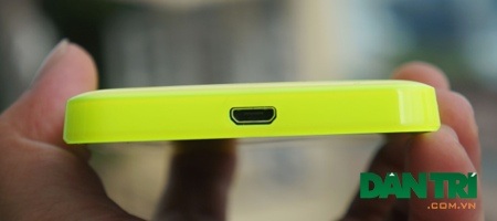 Đập hộp Lumia 630 màu vàng chanh chính hãng tại Việt Nam - 4 Cạnh dưới là cổng sạc.