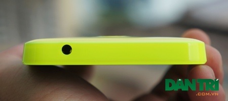 Đập hộp Lumia 630 màu vàng chanh chính hãng tại Việt Nam - 3 Đỉnh máy là ngõ ra âm thanh.