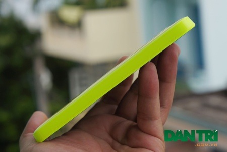 Đập hộp Lumia 630 màu vàng chanh chính hãng tại Việt Nam - 6 Trong khi cạnh trái trơn.