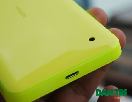Đập hộp Lumia 630 màu vàng chanh chính hãng tại Việt Nam - 8 Vị trí loa ở góc trên nhìn khá đẹp và khác biệt so với một số sản phẩm mới ra gần đây như Nokia X.