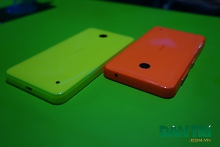 Cạnh dưới vẫn là cổng sạc và n