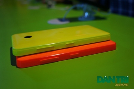 Các phím bấm vật lý chính được đưa vào cạnh phải. 