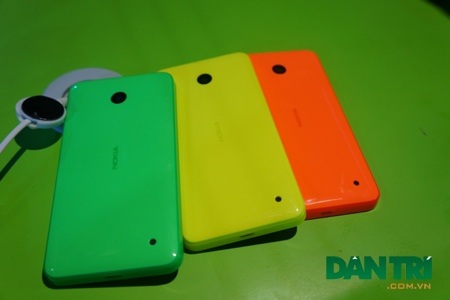 Mặt sau với lớp vỏ 2 lớp kết hợp khá đẹp mắt.