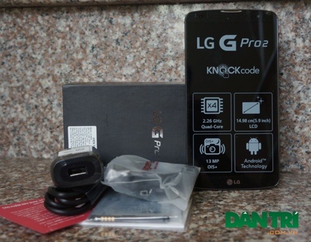 Đập hộp LG G Pro 2 chính hãng tại Việt Nam - 2 Toàn bộ phụ kiện đi kèm máy, bao gồm: cốc sạc, cổng microUSB, pin và tai nghe.