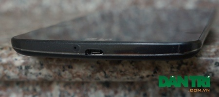 Đập hộp LG G Pro 2 chính hãng tại Việt Nam - 7 Cạnh dưới là cổng sạc và microphone.