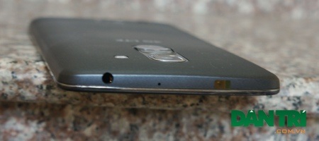 Đập hộp LG G Pro 2 chính hãng tại Việt Nam - 8 Cạnh trên là ngõ ra âm thanh và cổng hồng ngoại.