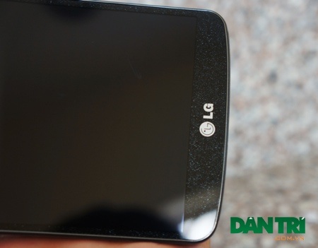 Đập hộp LG G Pro 2 chính hãng tại Việt Nam - 10 LG phá cách trên G Pro 2 khi 2 mép màn hình thiết kế lớp kim tuyến nằm bên trong khá lạ mắt.