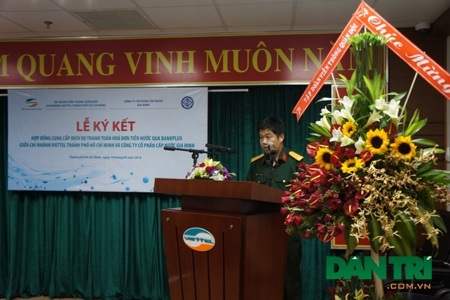 Ông Lê Đức Tuyến, Phó Giám đốc chi nhanh Viettel TPHCM phát biểu tại buổi kí kết. 