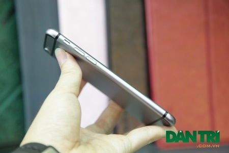 Cạnh trái vẫn tương đồng, với phím bấm tăng giảm âm lượng và nút gạt để chuyển chế độ. 