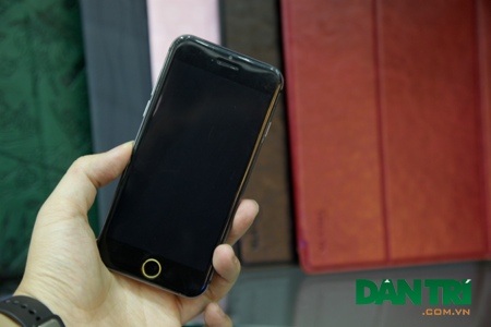 Toàn bộ mặt trước với màn hình 4,7 inch cùng phím Home.