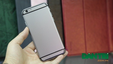 Toàn bộ mặt sau và chưa có những thông tin được khắc trên mô hình cũng như logo Apple.