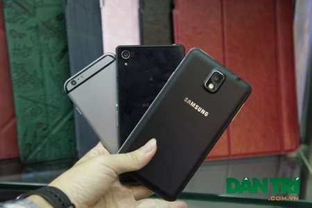 Mô hình iPhone 6 bên cạnh Xperia Z1 và Note 3.
