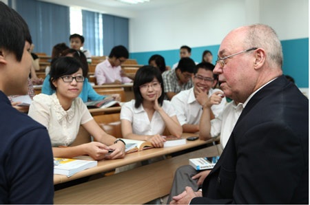 Trao học bổng Cử nhân Quốc tế cho học sinh xuất sắc lớp 12 - 2 Sinh viên IBD@NEU thảo luận với giảng viên trong giờ học.