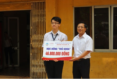 Trao học bổng Cử nhân Quốc tế cho học sinh xuất sắc lớp 12 - 1 Trao học bổng Cử nhân Quốc tế cho học sinh xuất sắc lớp 12