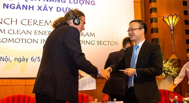 Ngân hàng Xây dựng có Tổng Giám đốc mới thay ông Phan Thành Mai - 1 Ông Đàm Minh Đức - Tân Tổng giám đốc VNCB (bên phải).