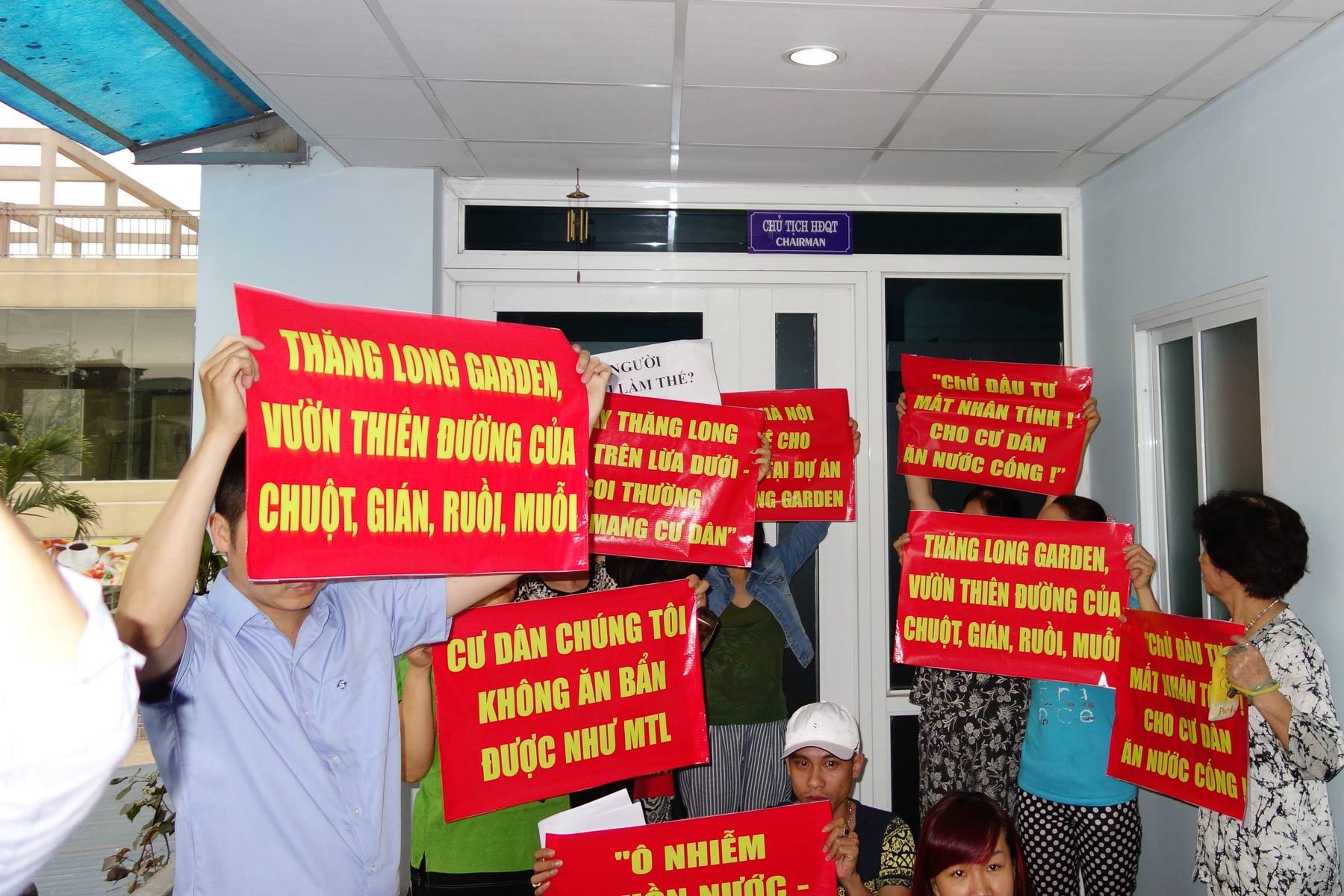 Cư dân Thăng Long Garden bức xúc khi nguồn nước sạch sinh hoạt nằm ngay dưới bãi rác.