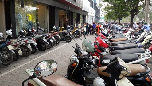 Kiếm bạc triệu từ bán hàng "Made in Vietnam" - 1 Nơi để xe của một cửa hàng bán đồ “Made in Vietnam” trên phố Chùa Bộc vào giờ tan tầm.