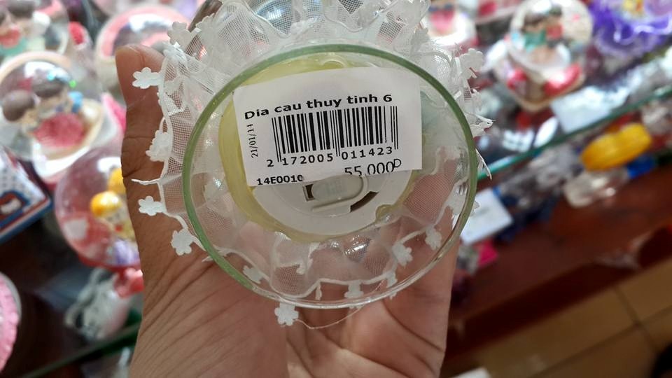 Những sản phẩm bày bán có giá rất rẻ, với mẫu mã, màu sắc bắt mắt.