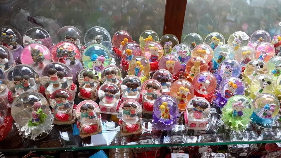 Hiện không có quy định cụ thể nào về kiểm tra chất lỏng trong cái chặn giấy