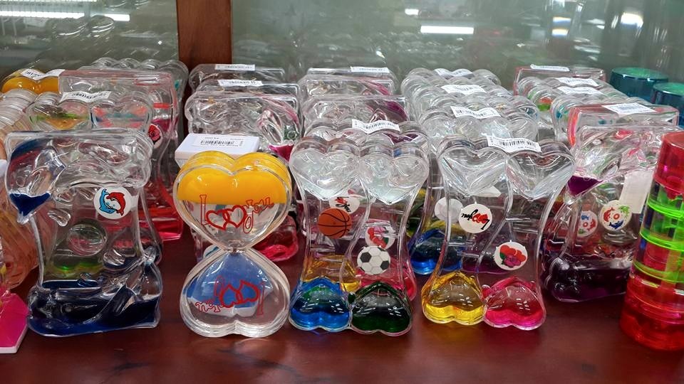 Hộp bút, chặn giấy có chứa chất lỏng độc hại được bày bán vô tư trên thị