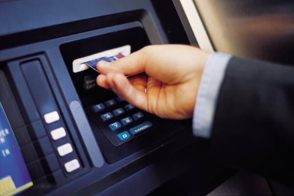 Ngân hàng "tận thu" phí ATM: Không chấp nhận chỉ còn nước khoá thẻ! - 1 Ngân hàng tận thu phí ATM: Không chấp nhận chỉ còn nước khoá thẻ!