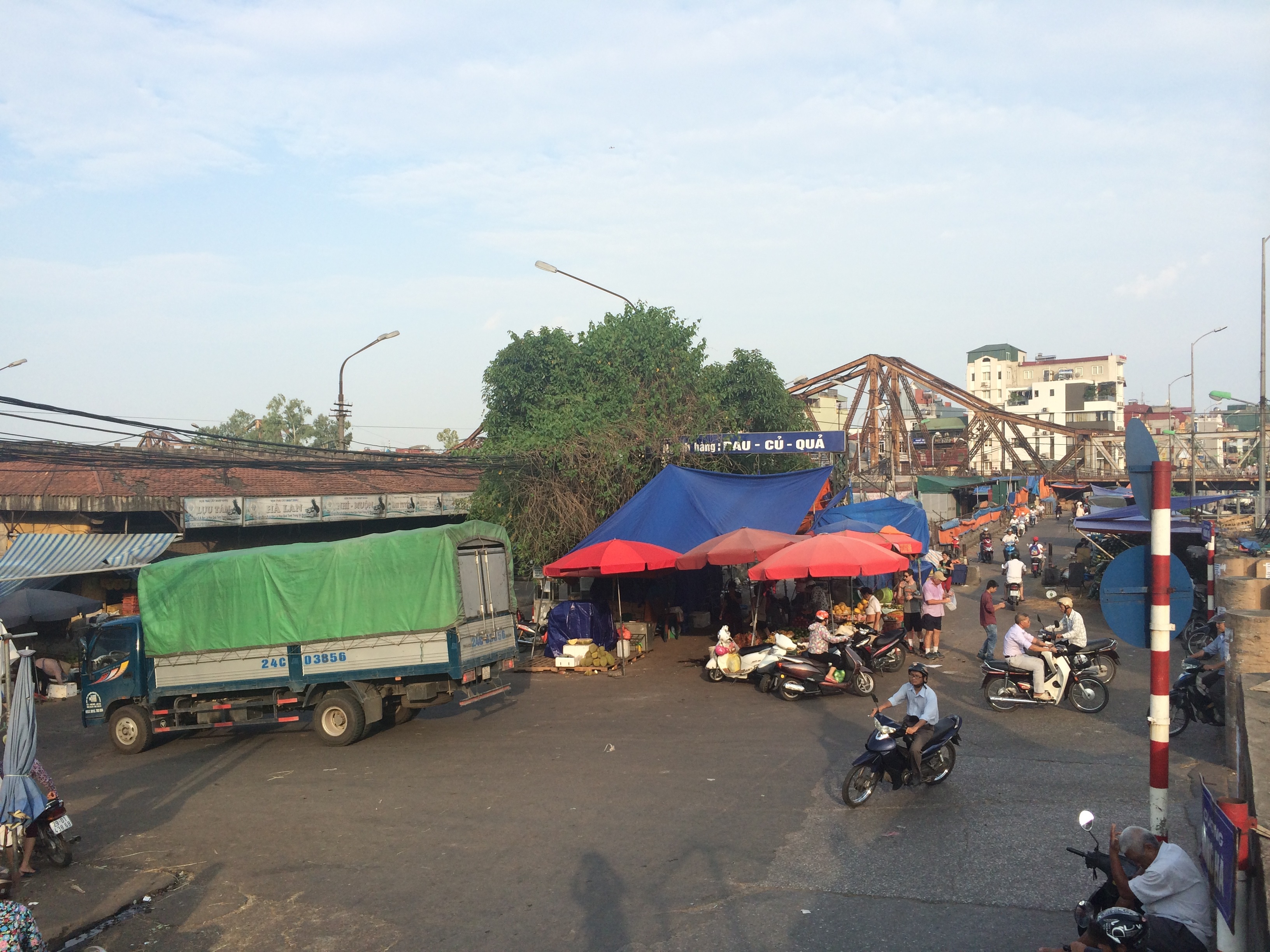 Xoá sổ chợ Long Biên: Tiểu thương hoang mang, lo mất trắng vốn