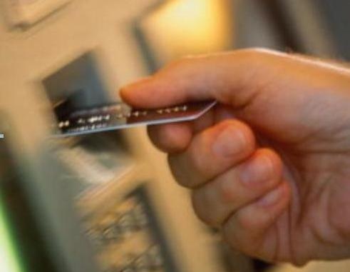 Tận thu phí ATM: Bài toán lợi nhuận hay làm chính sách?