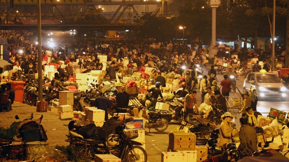Chợ đầu mối Long Biên sắp bị “xoá sổ” - 1 Chợ đầu mối Long Biên.
