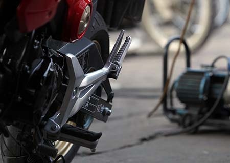 Honda MSX 125 – "Thảnh thơi" ở phân khúc minibike - 21 Để chân phía sau với thiết kế tương tự các mẫu xe thể thao khác của Honda