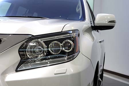 Hiện tại ở Việt Nam đối thủ của Lexus GX460 ở phân khúc SUV mid-size hạng sang bao gồm