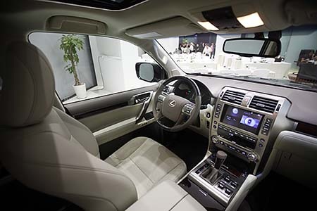 Hiện tại ở Việt Nam đối thủ của Lexus GX460 ở phân khúc SUV mid-size hạng sang bao gồm