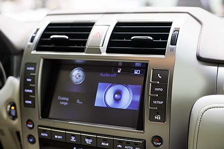 Hiện tại ở Việt Nam đối thủ của Lexus GX460 ở phân khúc SUV mid-size hạng sang bao gồm