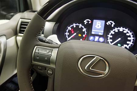 Hiện tại ở Việt Nam đối thủ của Lexus GX460 ở phân khúc SUV mid-size hạng sang bao gồm