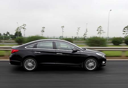 Với giá 1,06 tỷ đồng Hyundai Sonata có gì? - 2 0