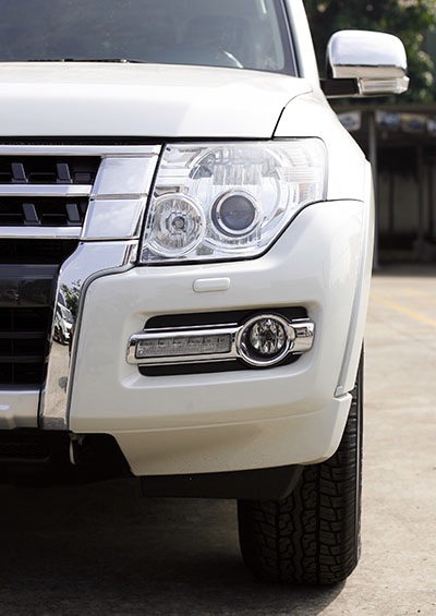 Mitsubishi Pajero - Một chiếc SUV đích thực - 9 Hệ thống đèn pha H.I.D tự động có kèm đèn led chiếu sáng ban ngày