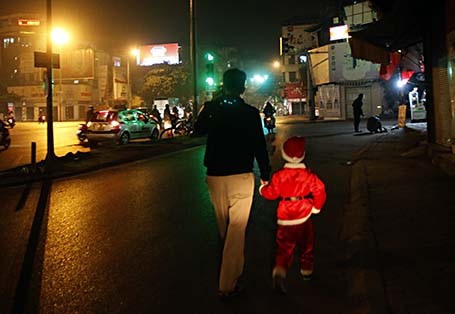 Khoảnh khắc Noel 2014 - 7 11h đêm ngày 24/12, một ông già Noel tí hon lếch thếch theo bố đến nhà thờ Hàng Bột - Hà Nội
