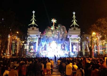 Khoảnh khắc Noel 2014 - 14 Đoàn rước lễ với bánh thánh và nước thánh