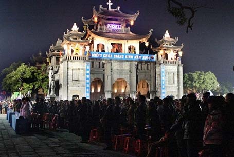 Khoảnh khắc Noel 2014 - 15 Ban Chánh Tòa nhà thờ Đá Phát Diệm làm lễ đón thời khắc Chúa Giáng Sinh