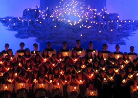 Khoảnh khắc Noel 2014 - 18 Làm lễ tại nhà thờ Hòa Mỹ, Liên Chiểu, Đà Nẵng - Ảnh: Khánh Hồng