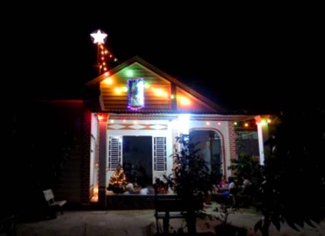 Khoảnh khắc Noel 2014 - 3 Những du khách nước ngoài đón Giáng sinh và năm mới tại đất phố cổ Hội An - Ảnh Nguyễn Trang