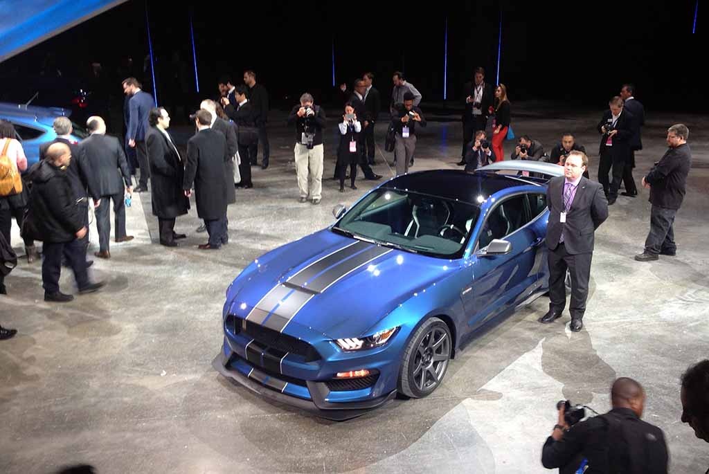Ford ra mắt phiên bản hạn chế của chiếc xe cơ bắp Shelby - 9 Ford Shelby Mustang GT350R sẽ có mặt vào cuối năm nay, trước
mắt là tại thị trường Bắc Mỹ